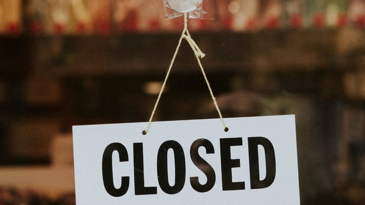Закрытый магазин с табличкой CLOSED на двери, Казахстан 2026